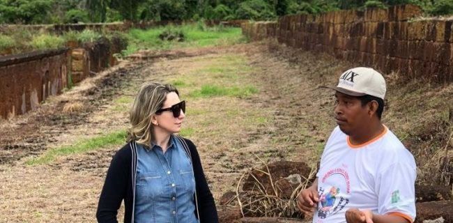 Em Costa Marques, Jaqueline Cassol acompanha drama de moradores que vivem em um “paraíso abandonado”