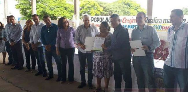 Airton Gomes participa de entrega de escrituras da regularização fundiária para Famílias em Cerejeiras-RO