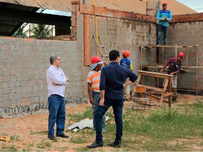 Deputado Aélcio da TV visita obras em escolas nas quais destinou emendas