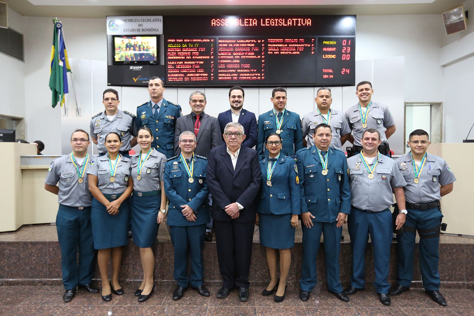 Aélcio da TV homenageia policias militares participantes do Proerd