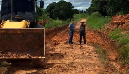 Prefeito Célio Lang fiscaliza recuperação de estradas vicinais de Urupá