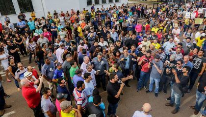 Cristiane Lopes participa de manifestação contra o aumento da energia elétrica