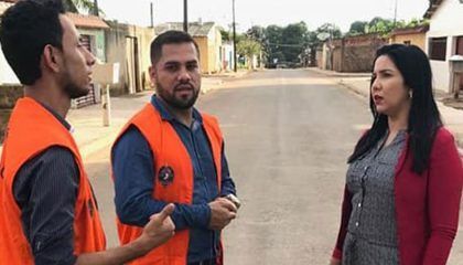 Cristiane Lopes fiscaliza termino dos trabalhos na rua madagascar no bairro conceição