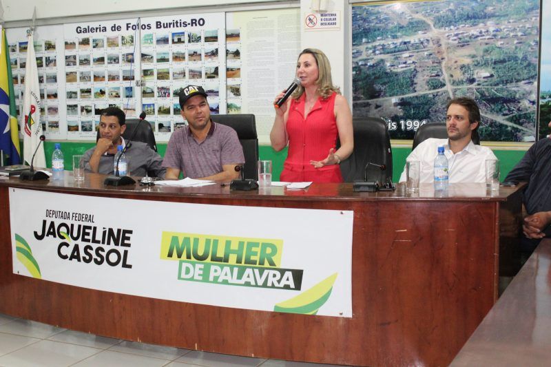 Jaqueline Cassol entrega equipamentos agrícolas em Buritis e reafirma compromisso com o município - noticias - progressistas rondonia