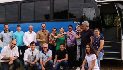 Jaqueline Cassol entrega ônibus para acadêmicos de Alvorada D’oeste