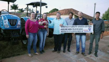 Alto Alegre dos Parecis: Deputada Jaqueline Cassol entrega tratores e ônibus para o município