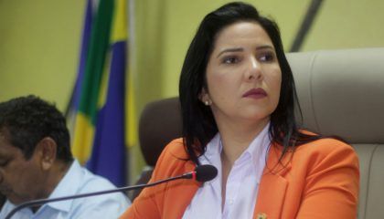 Vereadora Cristiane Lopes cobra reforço na sinalização de várias ruas da cidade