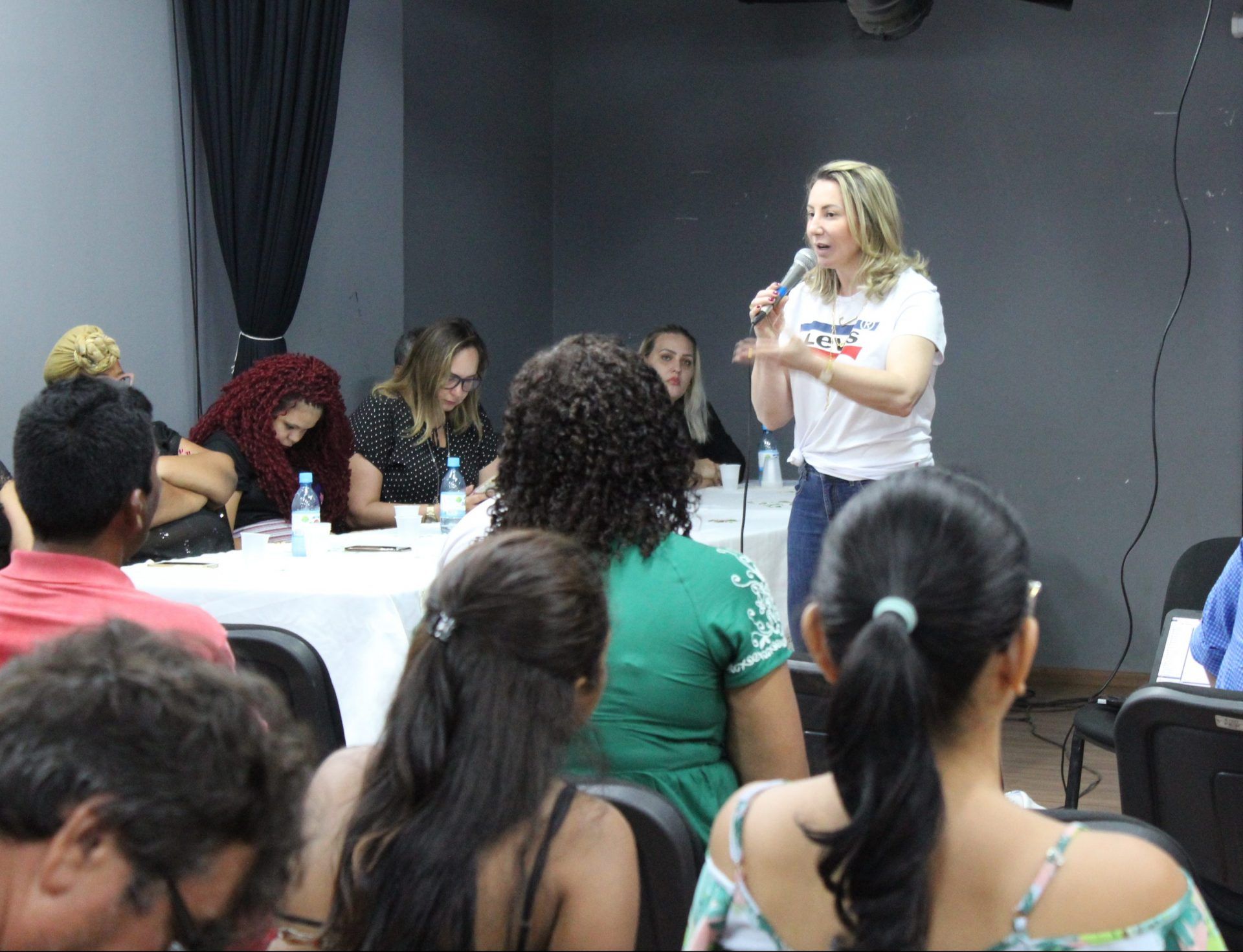 Deputada federal Jaqueline Cassol fala sobre o as causas femininas para uma plateia de mulheres em Porto Velho - progressistas - progressistas rondonia
